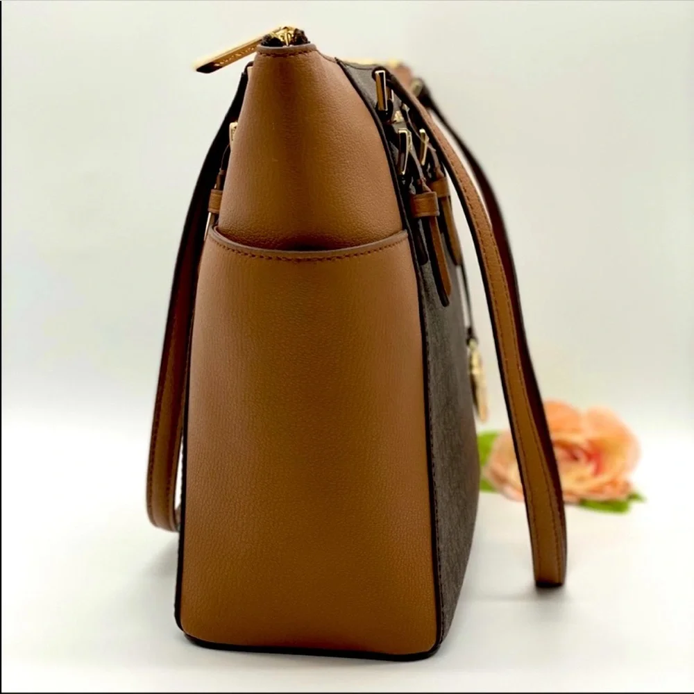 MICHAEL KORS CHARLOTTE LG TZ TOTE BROWN